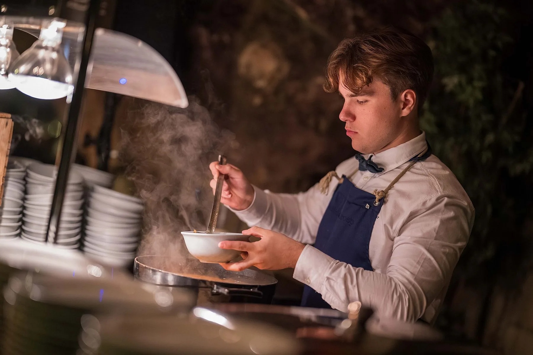 Kok schept soep op tijdens een walking dinner
