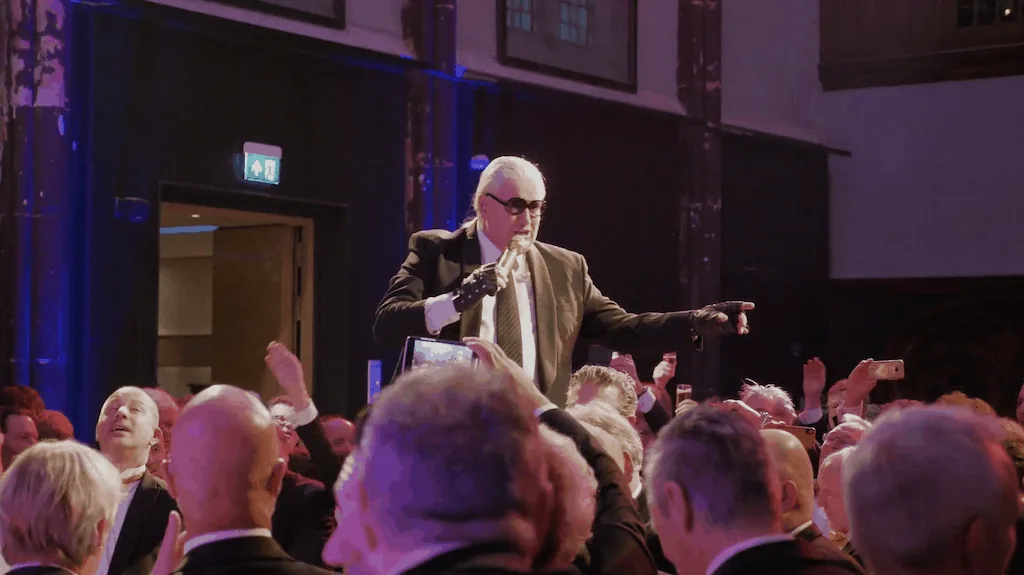 Artiest zingt tussen het publiek